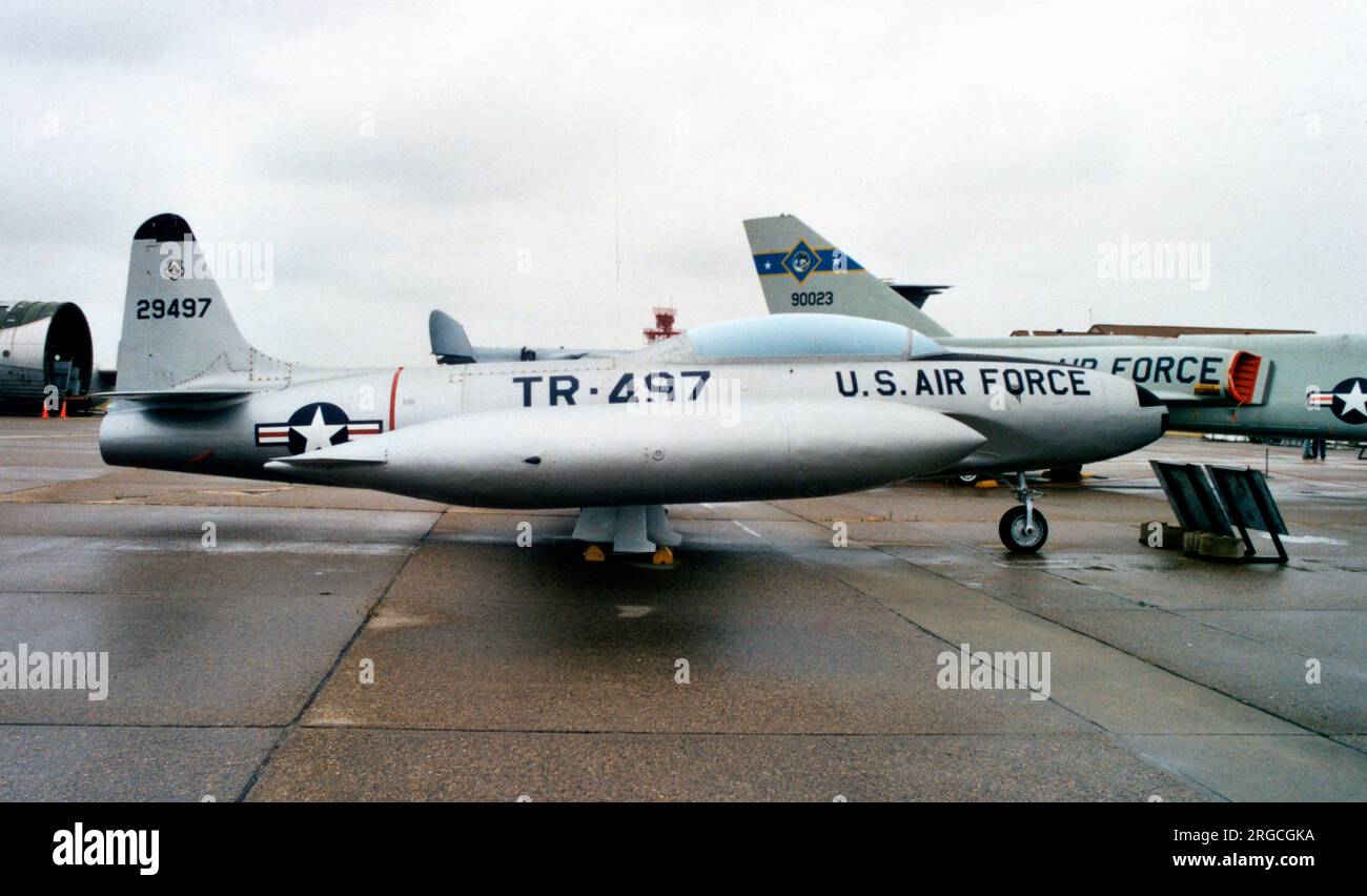 Lockheed T-33A Shooting Star 52-9497 (msn 580-7632), exposé au Air Mobility Command Museum, Dover AFB, Delaware. Banque D'Images Lockheed T-33A Shooting Star 52-9497 (msn 580-7632), exposé au Air Mobility Command Museum, Dover AFB, Delaware. Banque D'Images