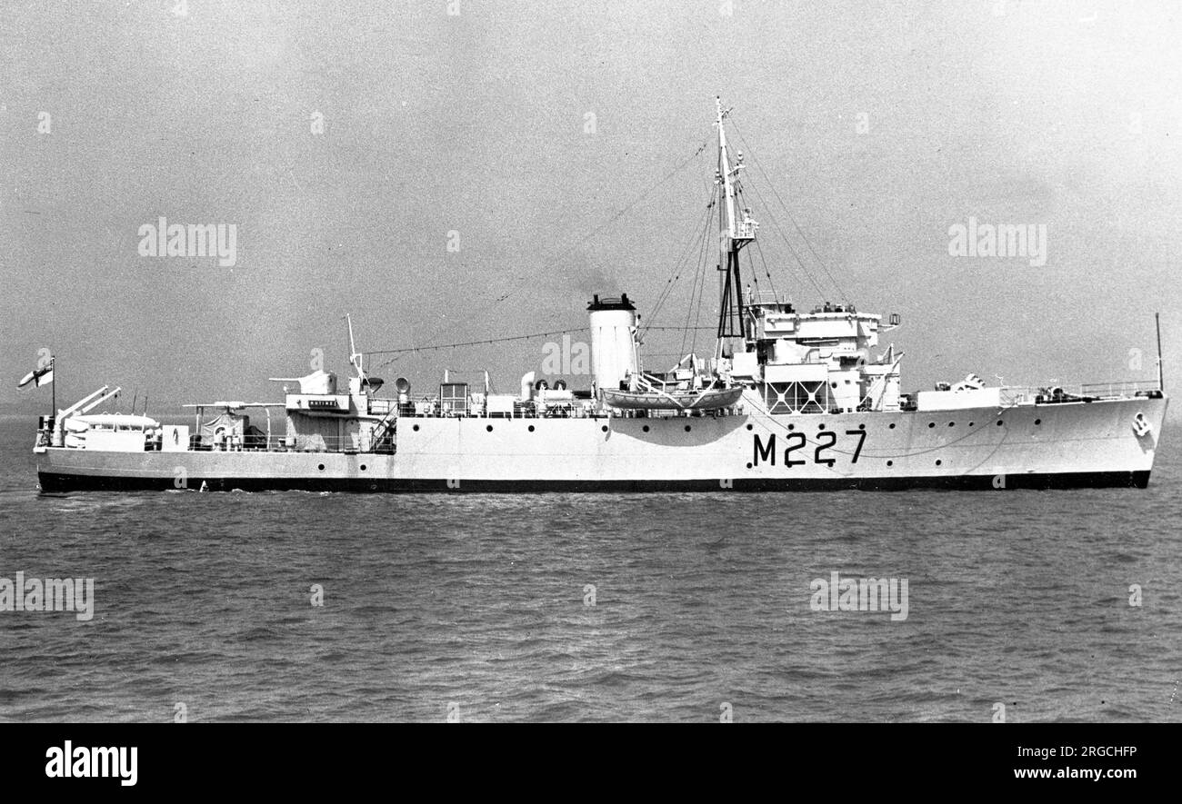 Marine royale - HMS Mutine, un minesweeper de classe Algerine à turbine, photographié le 1 mai 1958 alors qu'il se trouve dans la réserve à Chatham. (Les dragueurs de mines de la classe Algerine ont été construits en deux groupes, l'un avec des turbines à engrenages Parsons et l'autre avec des moteurs à triple expansion verticaux). Banque D'Images