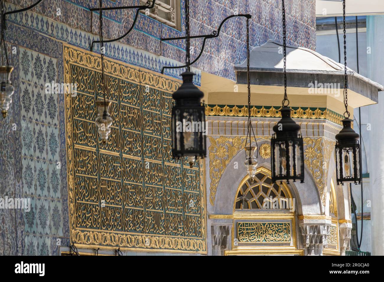 Istanbul, Turquie, Turkiye. Mosquée Eyup Sultan. Motifs floraux, calligraphie et tuiles décorent le mausolée d'Abu Ayyub al-Ansari. Banque D'Images