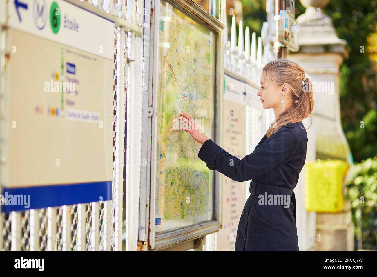 Jeune belle femme parisienne près du plan de métro, à la recherche de la direction Banque D'Images