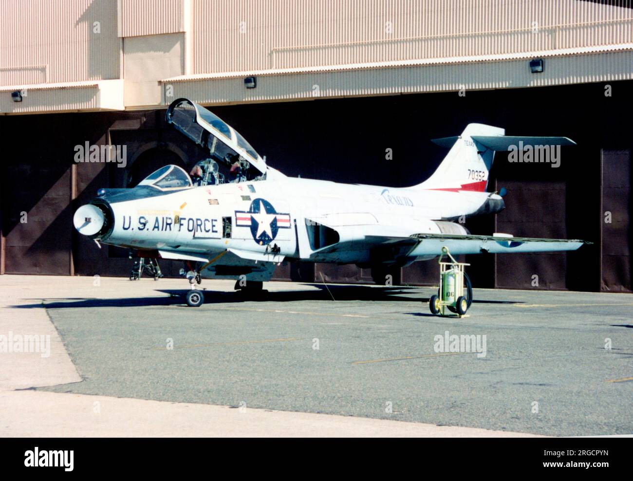 McDonnell F-101F-91-MC Voodoo 57-0352 (msn 530), conservé à McClellan AFB, CA., après utilisation pour l'entraînement ABDR (Aircraft Battle endommagé Repair) à Sacramento, CA. (Certaines zones endommagées utilisées pour la formation sont clairement visibles) Banque D'Images
