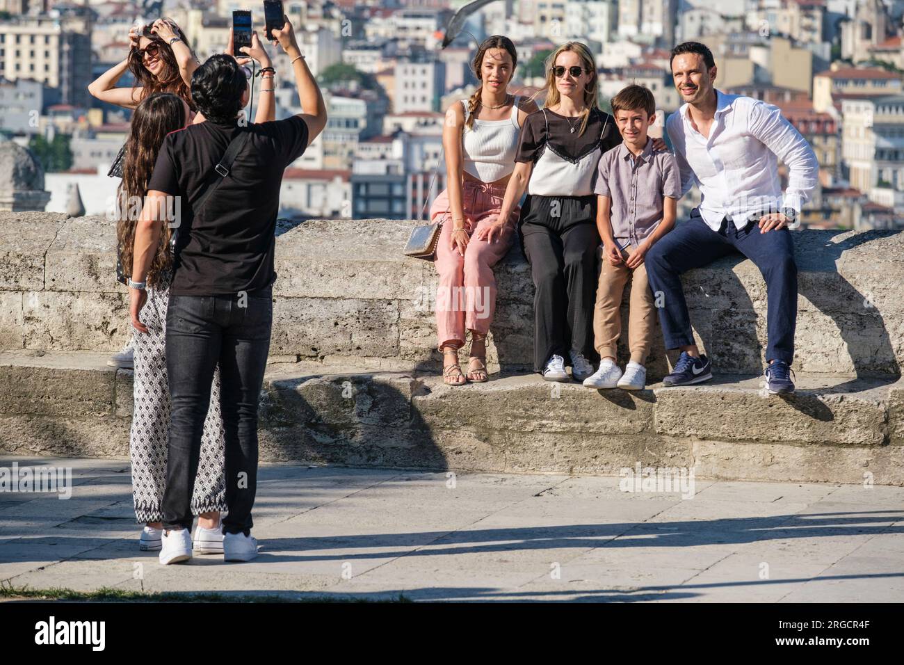 Istanbul, Turquie, Turkiye. Touristes photographiés à la Mosquée de Suleyman le magnifique, la Mosquée de Suleymaniye. Banque D'Images