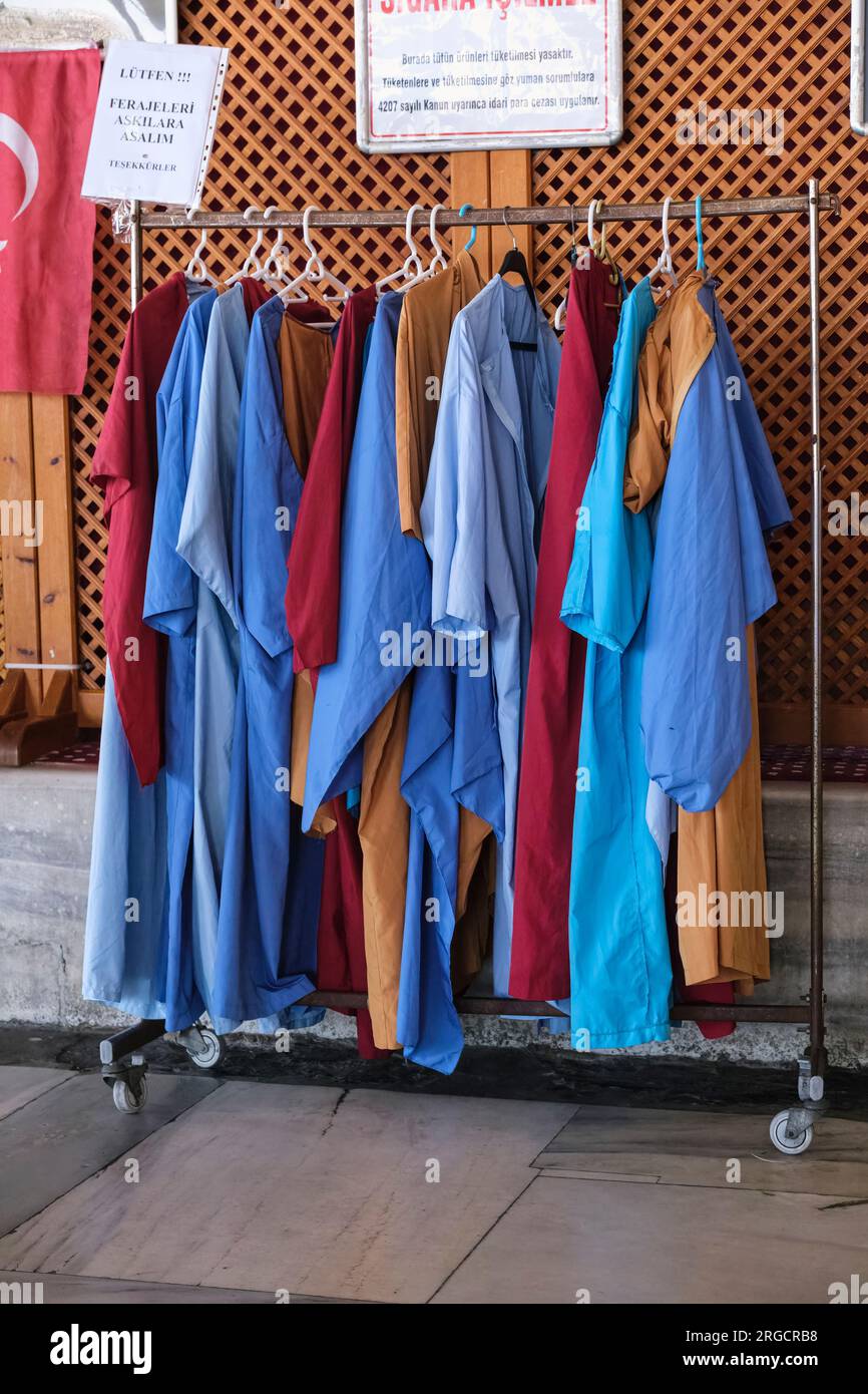 Istanbul, Turquie, Türkiye. Mosquée Mihrimah Sultan, Uskudar. Vêtements pour les visiteurs qui arrivent avec une tenue inappropriée. Banque D'Images