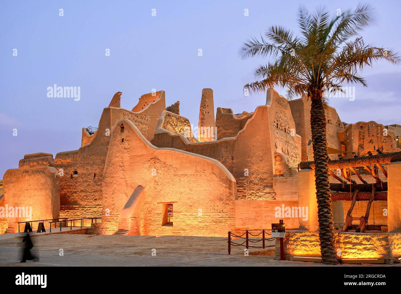 Vue nocturne du site du patrimoine mondial d'at-Turaif, Bujairi Terrace, Diriyah, Riyad, Arabie Saoudite Banque D'Images