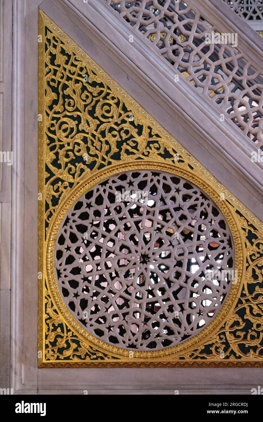 Istanbul, Turquie, Türkiye. Mosquée Yeni valide (anciennement valide-i Cedid Camii), Minbar avec conception géométrique. Banque D'Images