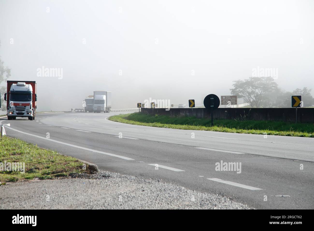 Minas Gerais, Brésil - 27 février 2015 : circulation et manutention de camions de transport sur l'autoroute Fernao Dias, BR 381 Banque D'Images