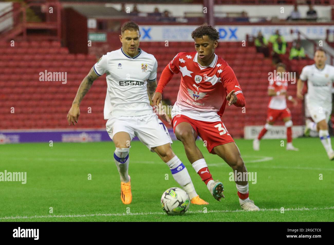 Theo Chapman #38 de Barnsley et Kieron Morris de Tranmere Rovers se disputent le ballon lors du match de la coupe Carabao Barnsley vs Tranmere Rovers à Oakwell, Barnsley, Royaume-Uni, le 8 août 2023 (photo de Alfie Cosgrove/News Images) Banque D'Images