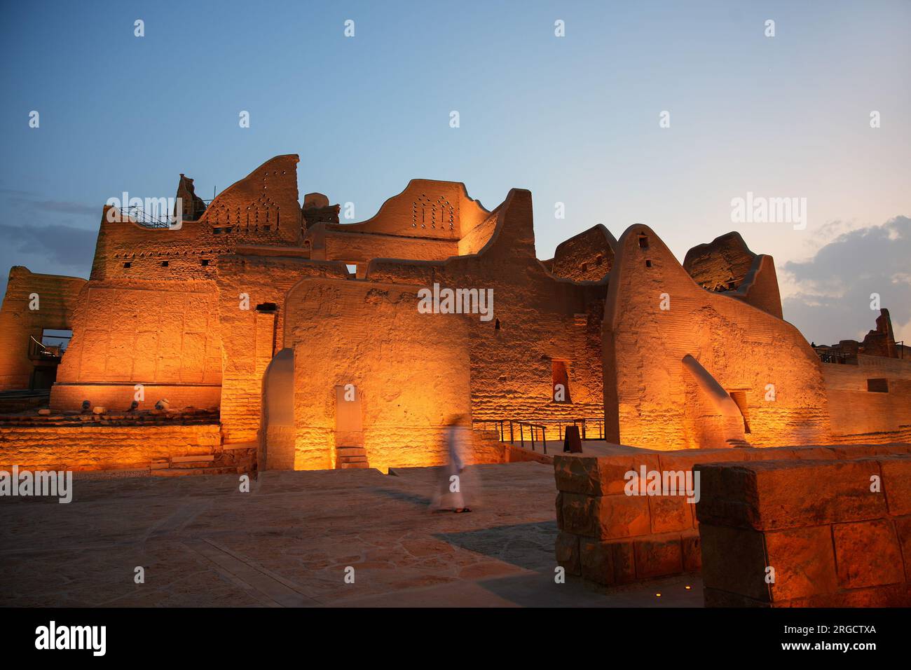 Vue nocturne du site du patrimoine mondial d'at-Turaif, Bujairi Terrace, Diriyah, Riyad, Arabie Saoudite Banque D'Images