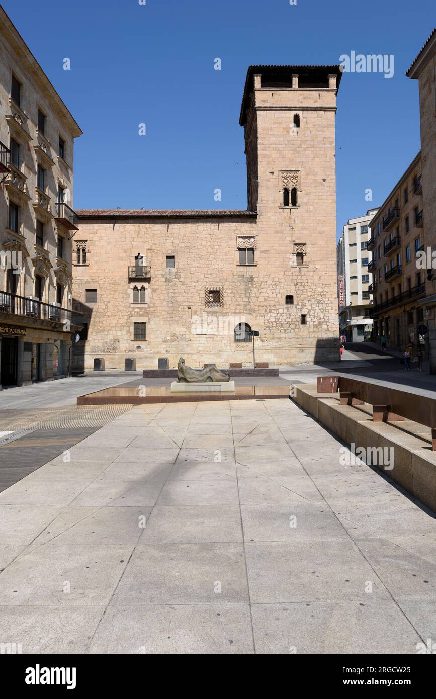 Palacio de Fermoselle llamado también Torre del aire en la Ciudad de Salamanca desde la plaza de la Constitución Banque D'Images