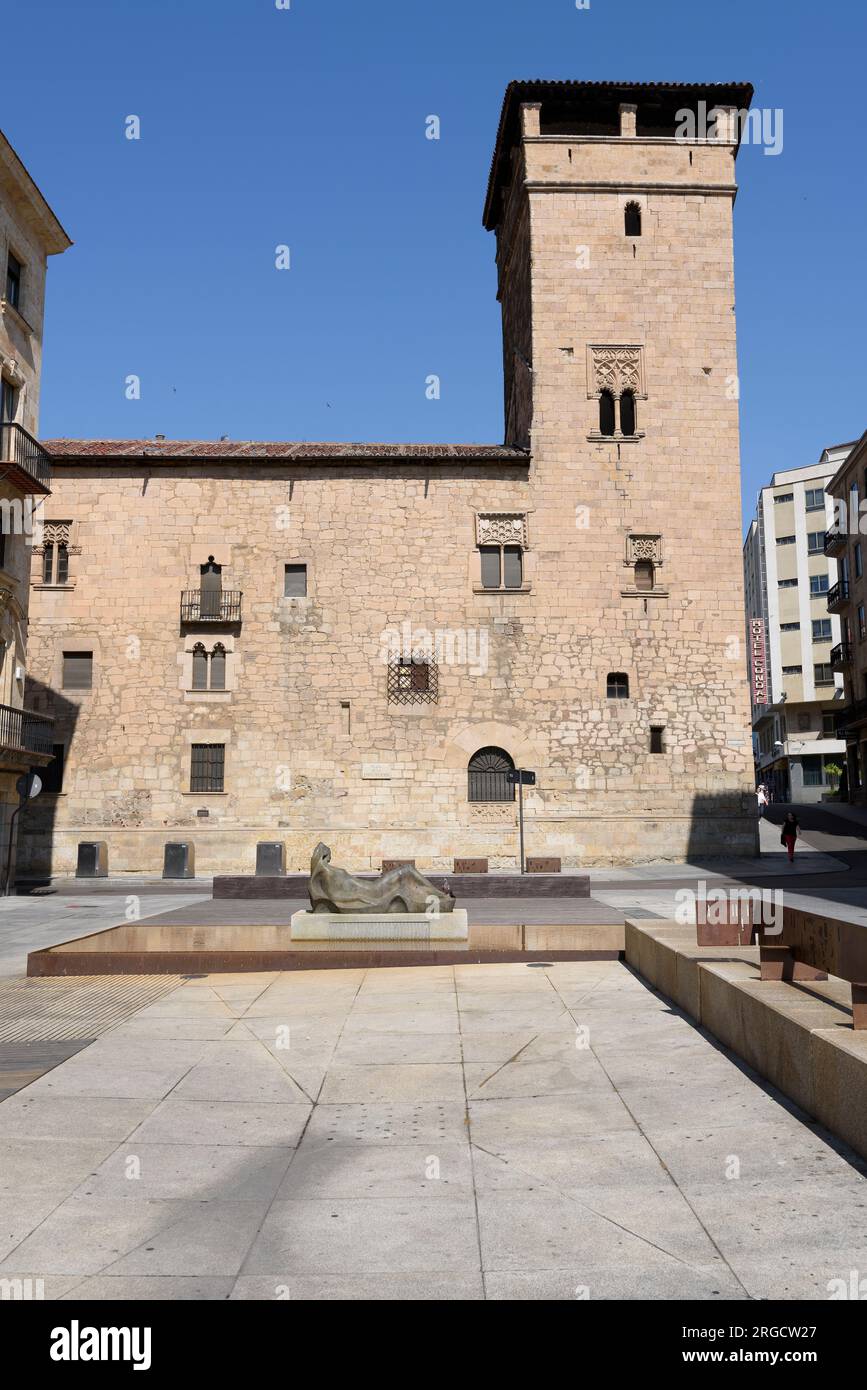 Palacio de Fermoselle llamado también Torre del aire en la Ciudad de Salamanca desde la plaza de la Constitución Banque D'Images