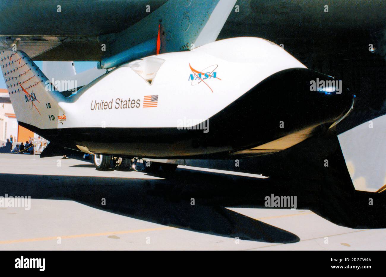 NASA X-38 V-131, lors d'une journée portes ouvertes sur la base aérienne Edwards, montée sous l'aile de son vaisseau mère B-52. Banque D'Images