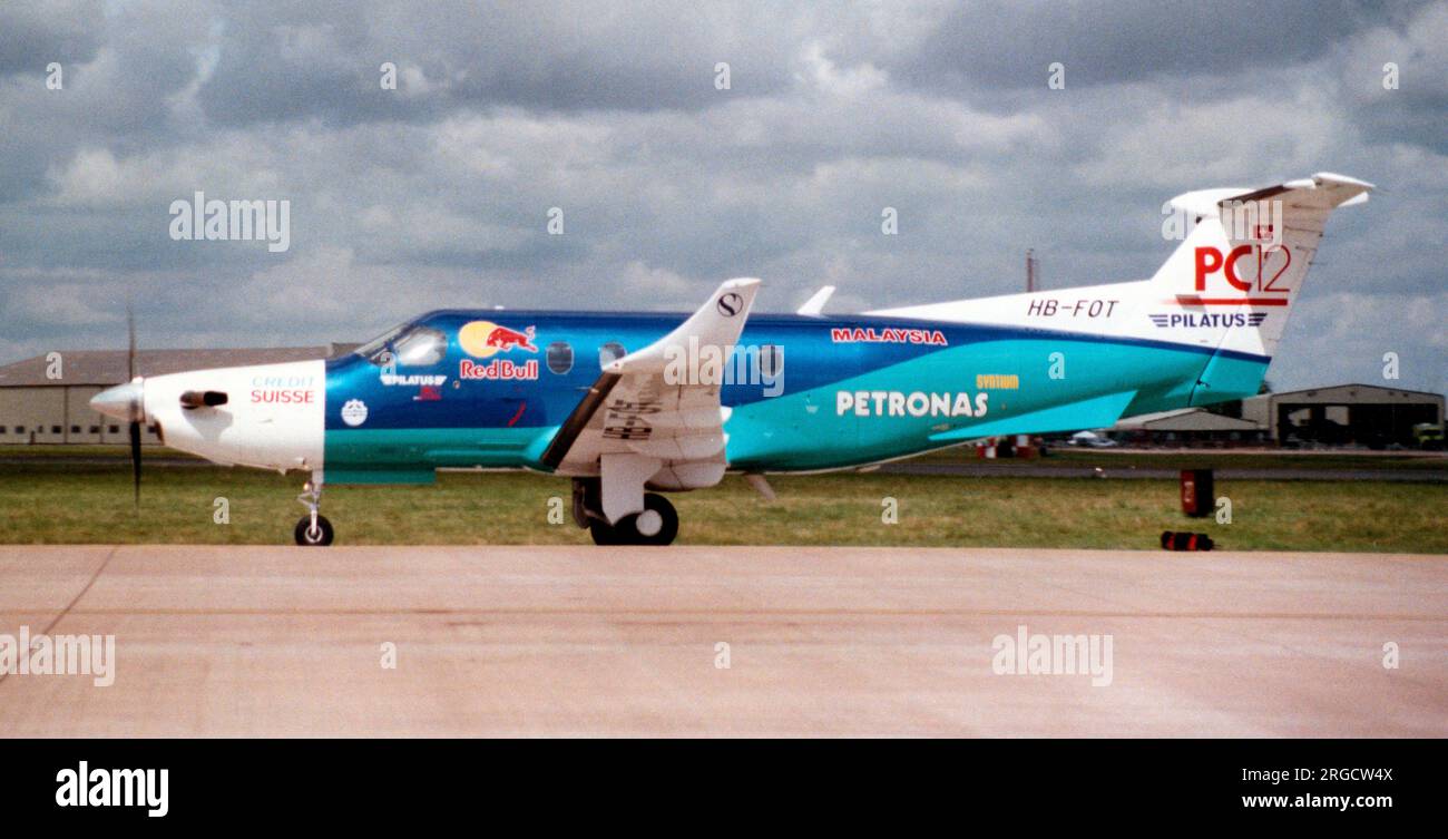 Pilatus PC-12 HB-FOT (msn 121), de Pilatus Flugzeugwerke AG., au Royal International Air Tattoo - RAF Fairford 21 juillet 2003. Banque D'Images