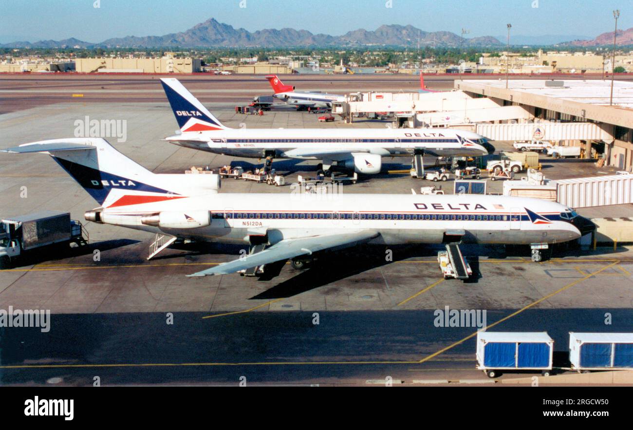 Boeing 727-232 N512DA (msn 21314, numéro de ligne 1358). De Delta Airlines à l'aéroport international de Las Vegas, avec Delta 757 N614DL. Banque D'Images
