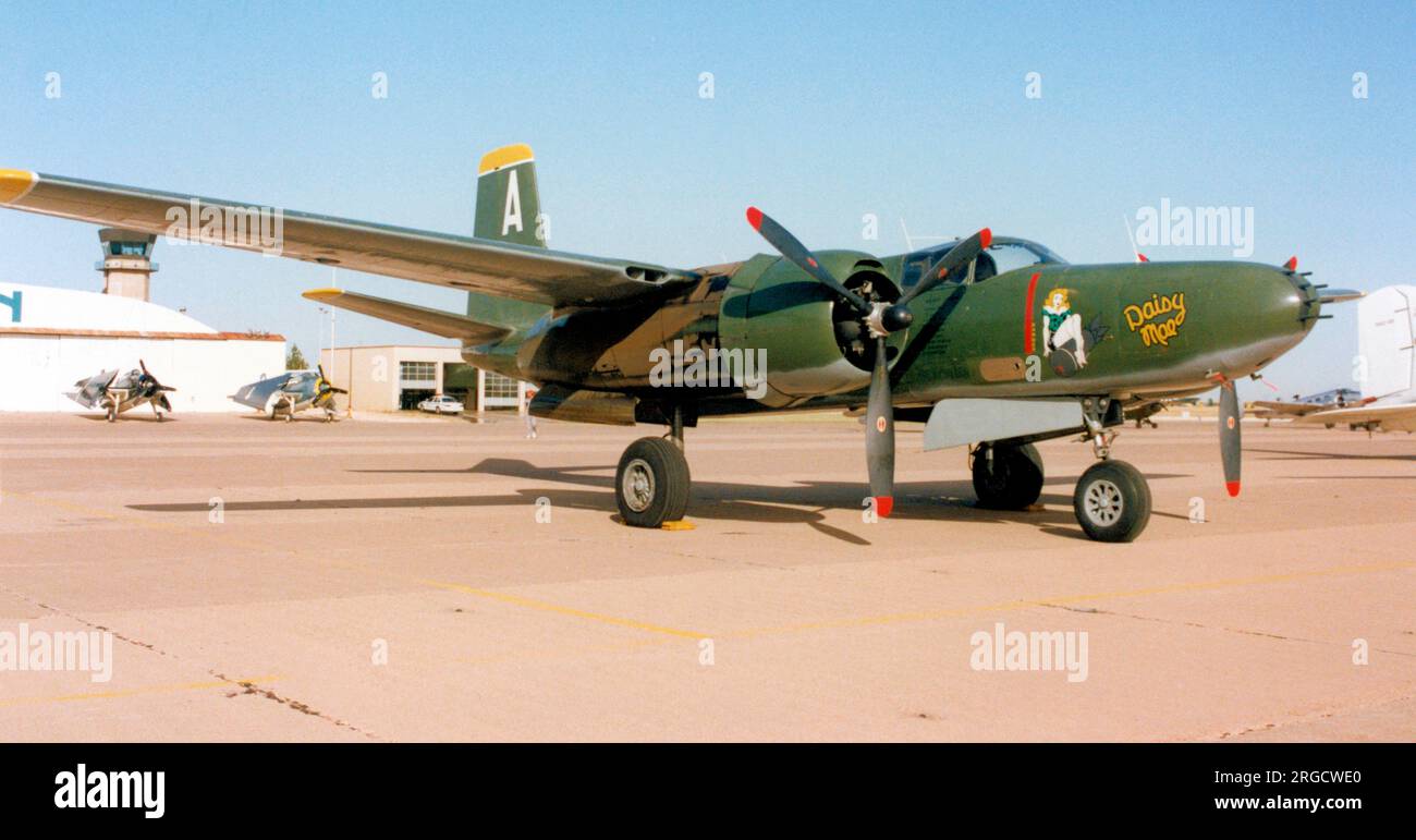 Douglas RB-26C Invader N226RW 'Daisy Mae' (MSN 28922, ex 44-35643, ex ADA F-UHJF), à l'aéroport de Midland le 8-10 octobre 1992. Banque D'Images