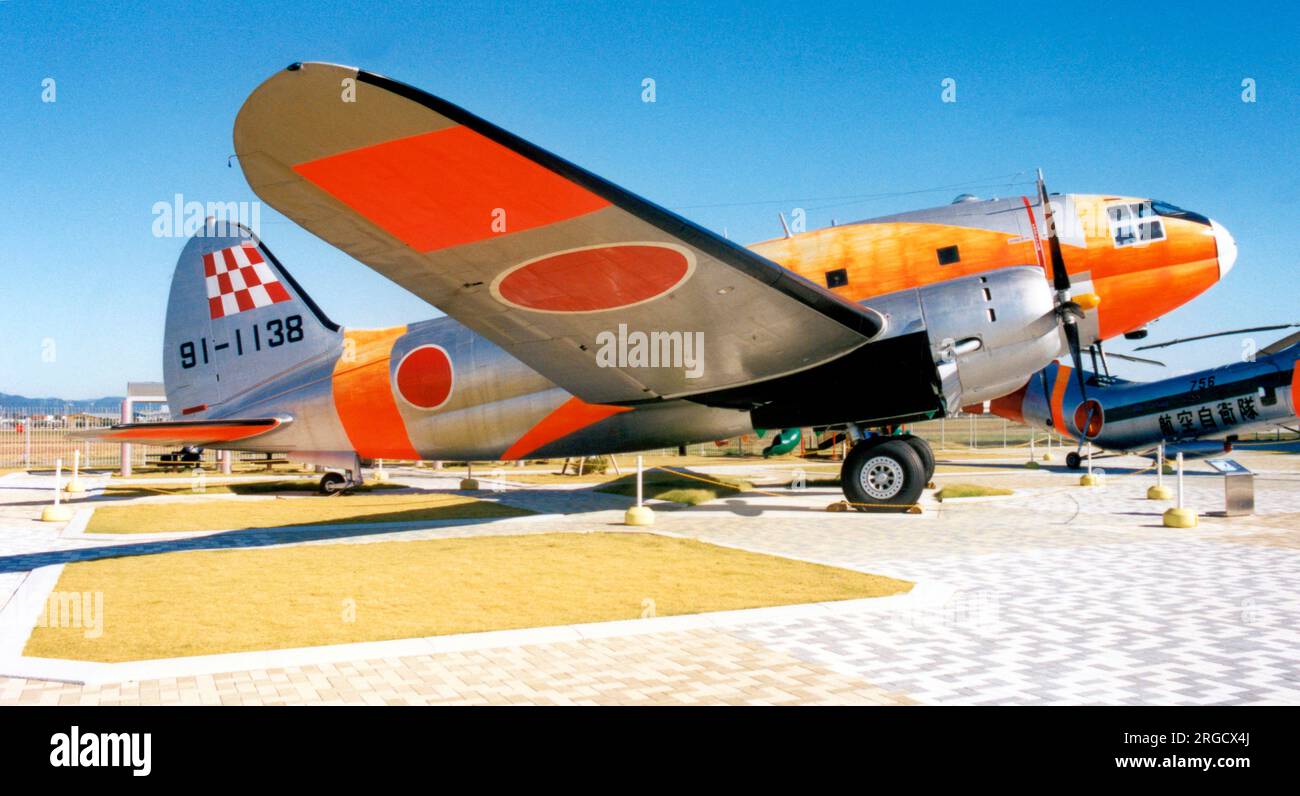 Curtiss C-46A Commando 91-1138 (msn 30553), exposé au parc et musée aériens JASDF, base aérienne de Hamamatsu, préfecture de Shizuoka, Japon. Banque D'Images