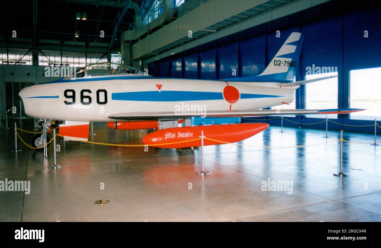 Amérique du Nord F-86F Sabre 02-7960 (msn 256-80), anciennement de l'équipe acrobatique Blue Impulse, exposé au JASDF Air Park and Museum, à la base aérienne de Hamamatsu, préfecture de Shizuoka, au Japon. Banque D'Images