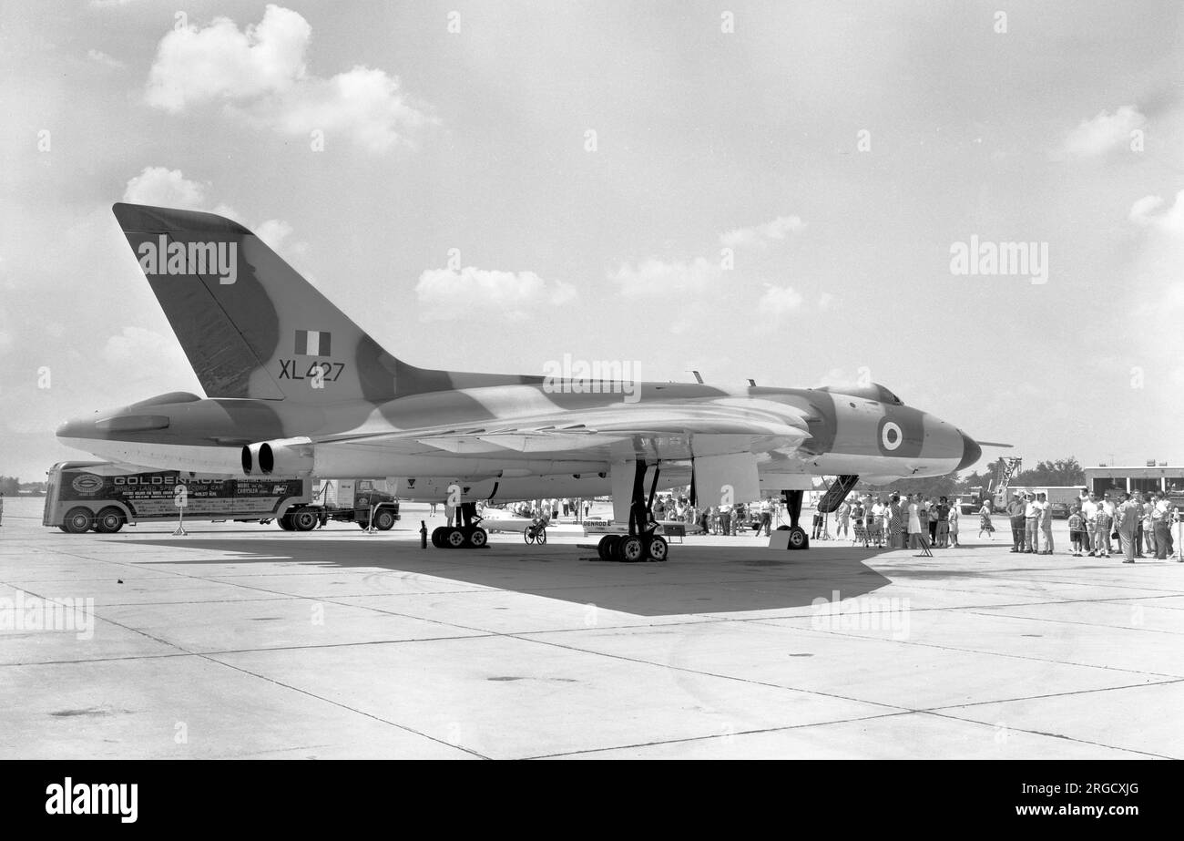 Royal Air Force - Avro Vulcan B.2 XL427, à une exposition aérienne aux États-Unis, garée à côté du détenteur du record de vitesse de Goldenrod Land. (pour les voitures à roues motrices) Banque D'Images