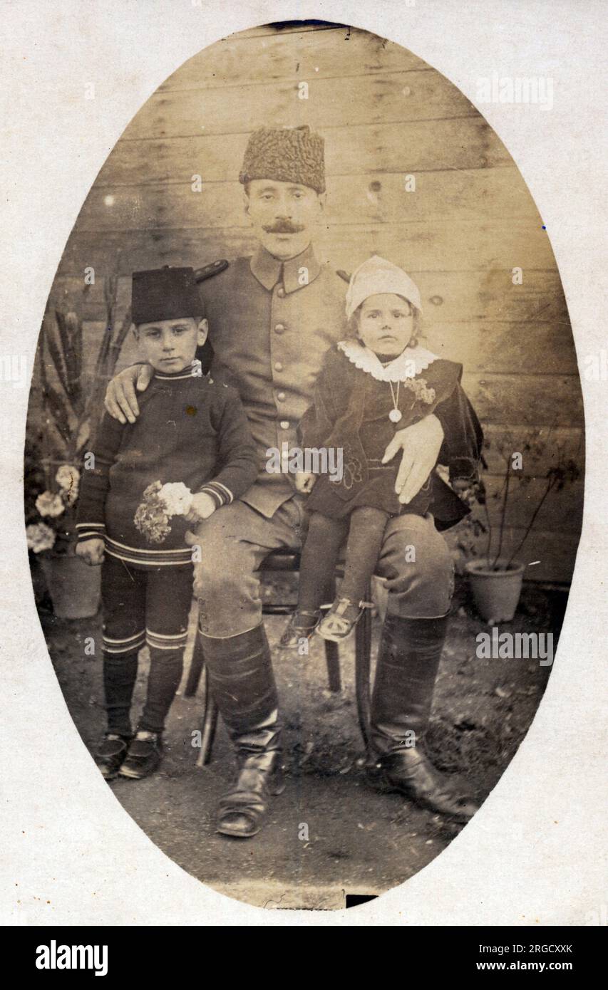 Un portrait photographique du commandant du 11th Kafkas Regiment (peloton de 3rd) avec ses deux enfants. L'armée islamique du Caucase (turque : Kafkas Islam Ordusu) était une unité militaire de l'Empire ottoman formée sur 10 juillet 1918. Le ministre ottoman de la guerre, Enver Pasha, a ordonné sa création et a joué un rôle majeur pendant la campagne du Caucase de la première Guerre mondiale Banque D'Images