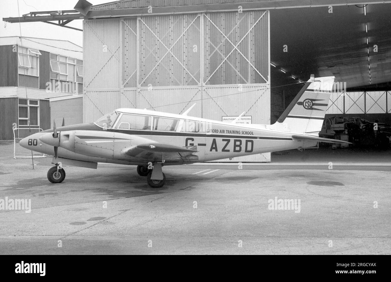 Piper PA-39 Twin Comanche G-AZBD (msn 39-112), de l'école de formation aérienne d'Oxford, à l'aéroport d'Oxford-Kidlington. Banque D'Images