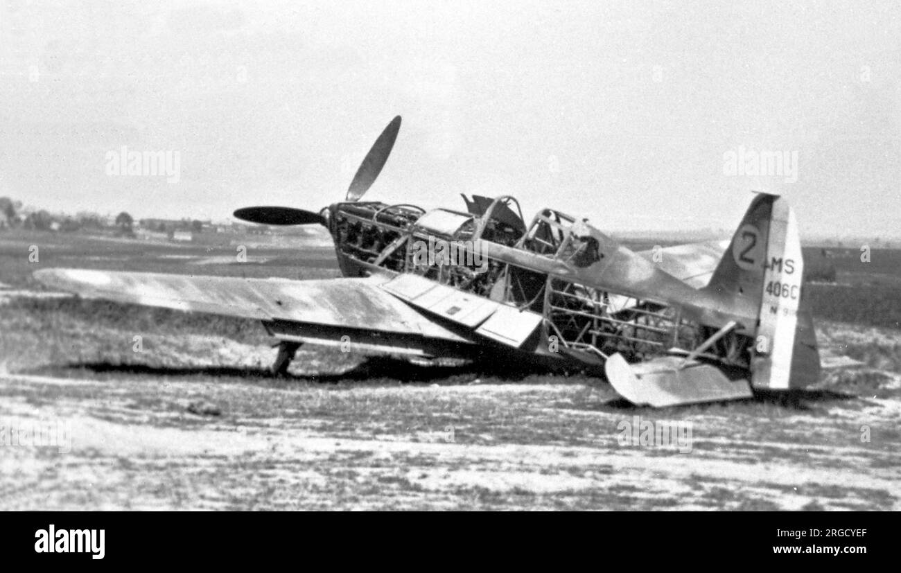 Un chasseur de Morane-Saulnier MS.406 C.1 endommagé, abandonné sur un aérodrome français. Banque D'Images