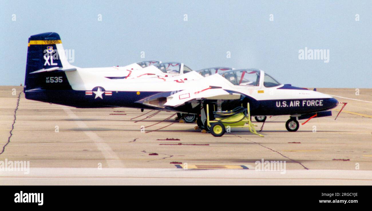 United States Air Force - Cessna T-37B 56-3535 (MSN 40107), à El Toro MCAS, Californie, le 27 avril 1997. Banque D'Images