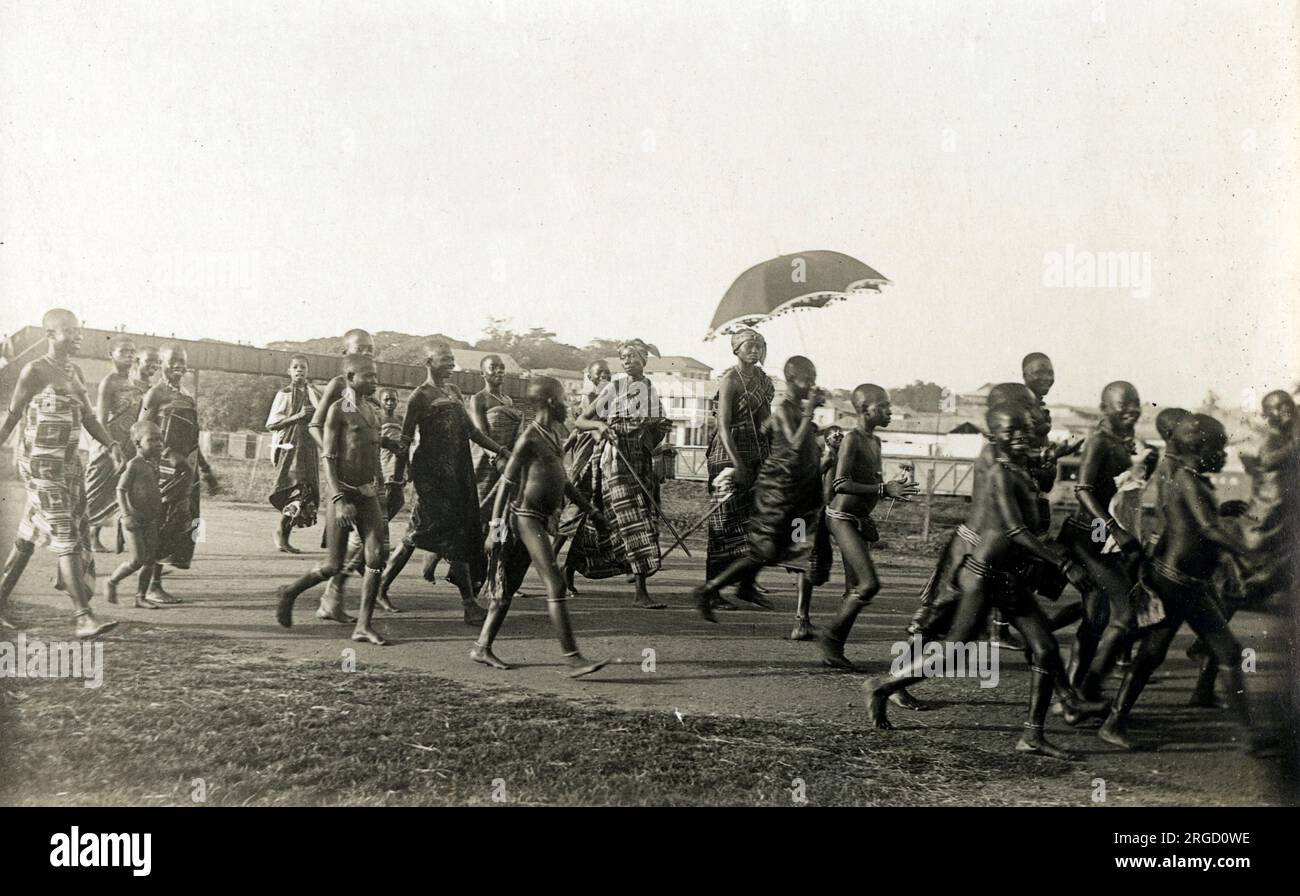 Kumasi, Ghana, Afrique de l'Ouest - deux aristocrates - l'écrivain de carte postale note: "Regardez le plaisir qu'ils créent et le regard impitoyable de la paire d'entre eux..." Banque D'Images