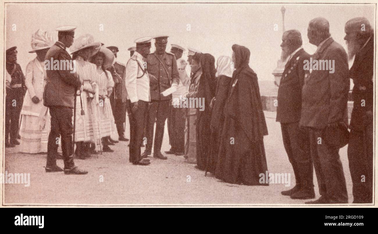 Russie - le tsar Nicholas II et sa famille à Sébastopol (Sebastopol) rencontrent et saluent les anciens combattants de la guerre de Crimée (qui se sont battus entre 1853 et 1856) et les veuves de héros de guerre qui ont perdu la vie dans le conflit. Banque D'Images