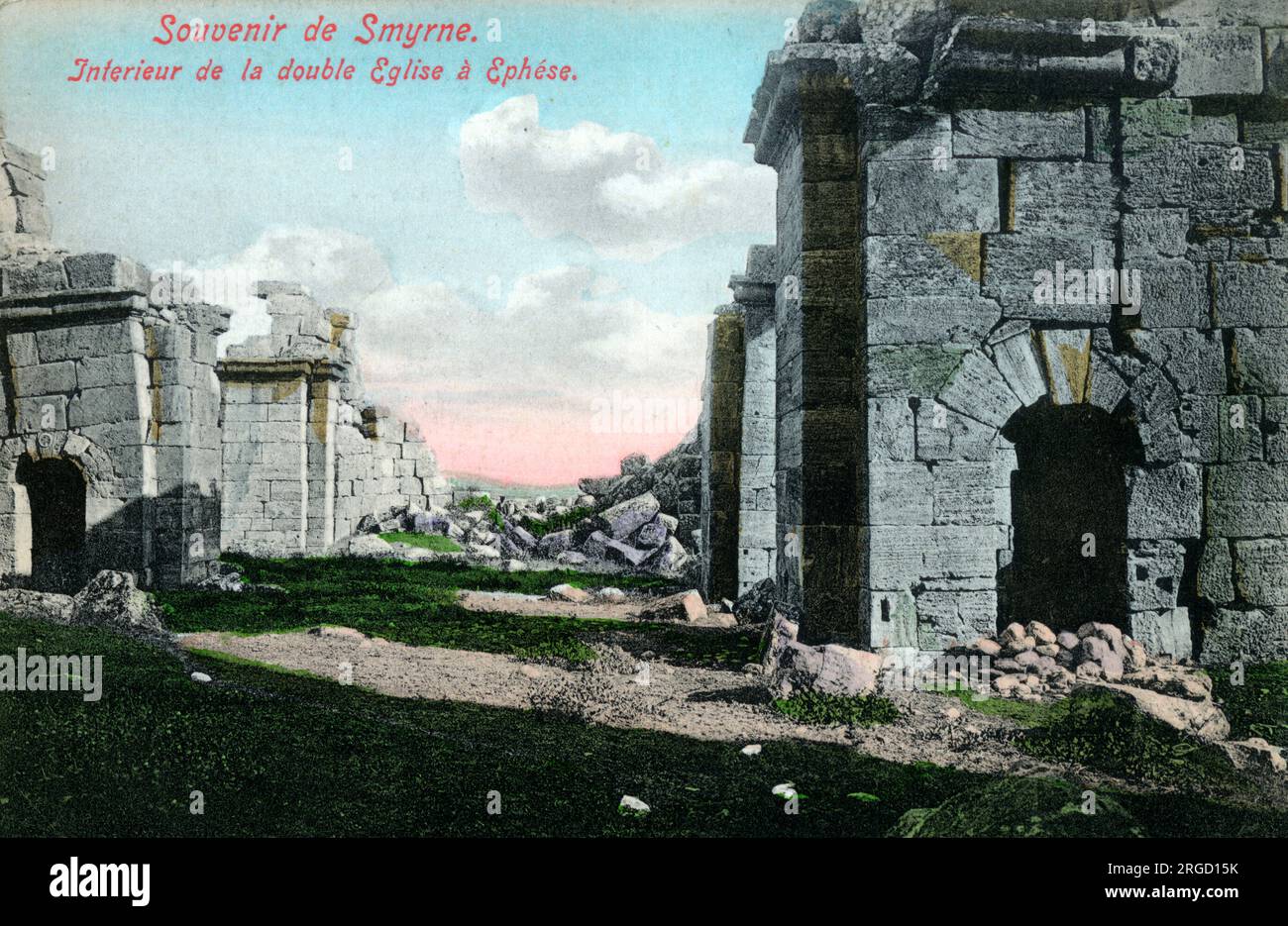 Izmir, Turquie - intérieur des ruines des deux Églises d'Éphèse. Ce bâtiment romain est daté du 2nd siècle A.D comme le «Hall des Muses». Il a été utilisé comme centre éducatif et culturel. Après que le christianisme est devenu la religion officielle de Rome, ils ont converti ce bâtiment en basilique. C'était la première église dédiée à la Vierge Marie. Banque D'Images