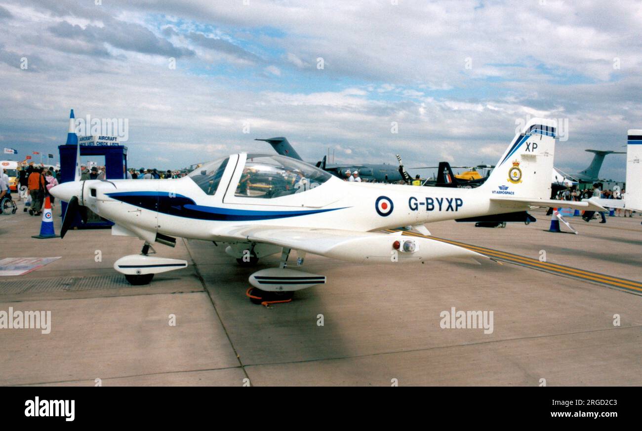 GROB G-115E Tutor G-BYXP (msn 82173), exploité par VT Aerospace Ltd., pour les tâches des Royal Air Force University Air Squadrons et Air Experience. Vu au Royal International Air Tattoo - RAF Fairford le 17 juillet 2002 Banque D'Images