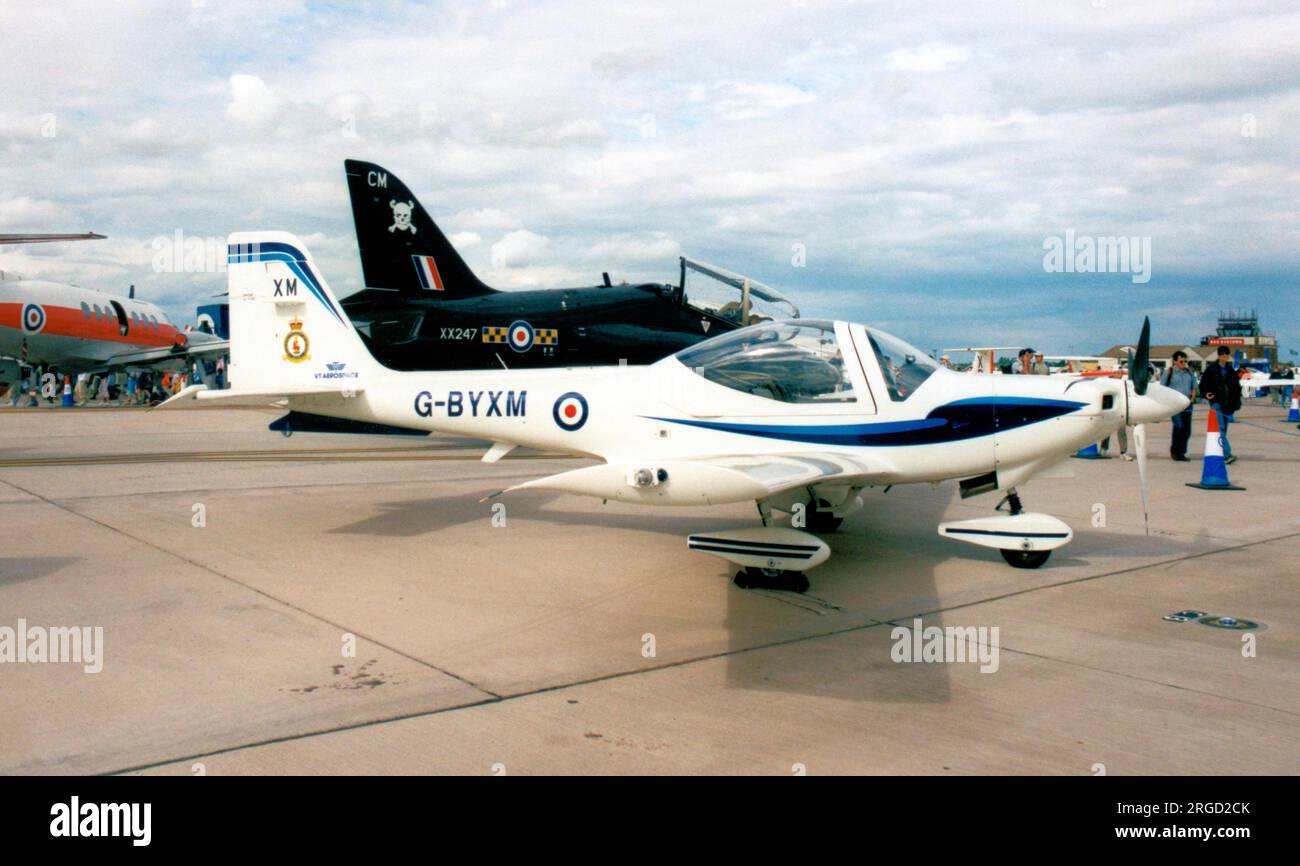 GROB G-115E Tutor G-BYXM (msn 82173), exploité par VT Aerospace Ltd., pour les tâches des Royal Air Force University Air Squadrons et Air Experience. Vu au Royal International Air Tattoo - RAF Fairford le 17 juillet 2002 Banque D'Images