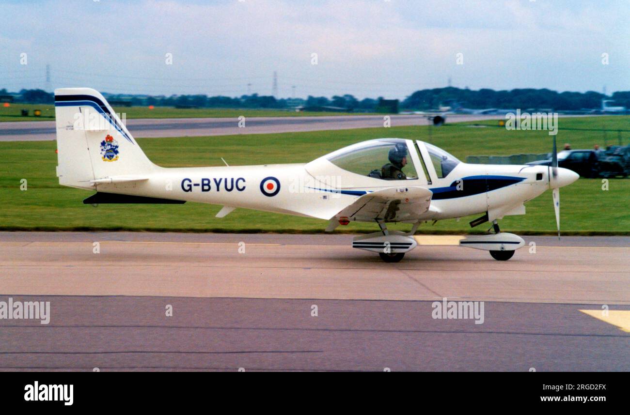 GROB G-115E Tutor G-BYUC (msn 82088/E), exploité par VT Aerospace Ltd., pour les tâches des Royal Air Force University Air Squadrons et Air Experience. Banque D'Images