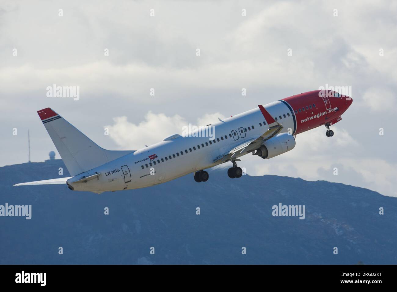 Avion norvégien Boeing 737 décollant de l'aéroport de Bergen, Norvège Banque D'Images