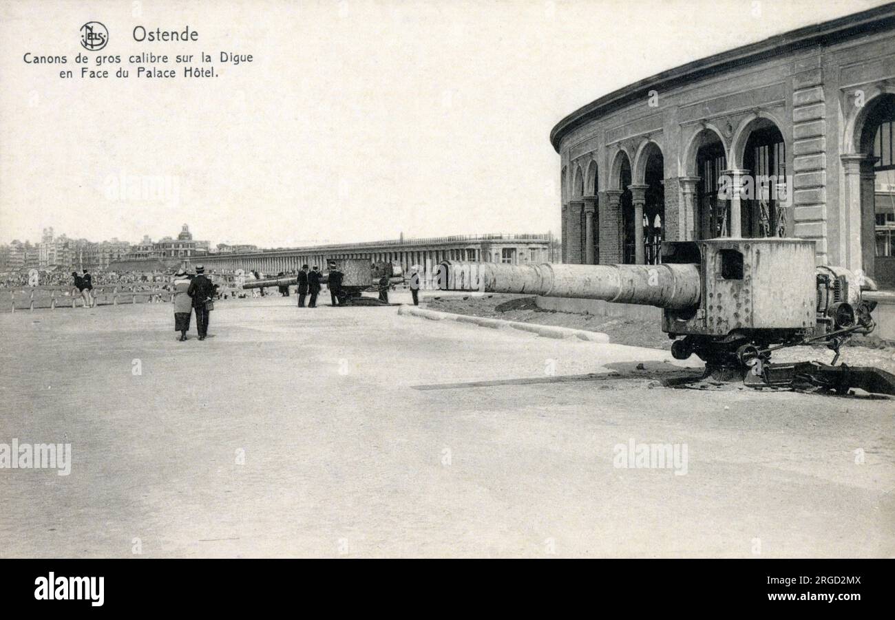 Ostende, Belgique - Canon allemand de gros calibre datant de la première Guerre mondiale monté sur la digue le long du Royal Palace Hotel. Ostende (en commun avec presque tout le pays) a été occupé par les forces allemandes et utilisé comme point d'accès à la mer pour les sous-marins et autres forces navales légères pendant une grande partie de la durée de la première Guerre mondiale Banque D'Images