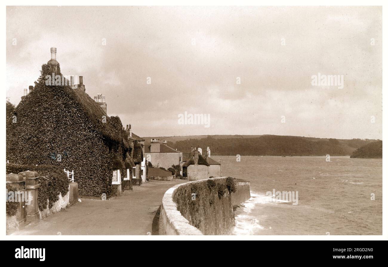 Maisons au bord de l'eau à St Mawes (Lannvowsedh) - un village à l'extrémité de la péninsule de Roseland, dans le côté est du port de Falmouth, sur la côte sud de Cornouailles. Le village, anciennement deux hameaux séparés, se trouve sur la rive est des routes Carrick, une grande voie navigable. Banque D'Images