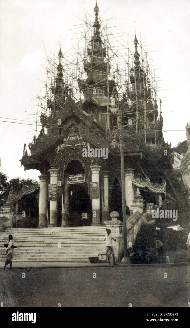 L'entrée sud de la pagode Shwedagon (Shwedagon Zedi Daw), Yangon, Myanmar. Banque D'Images