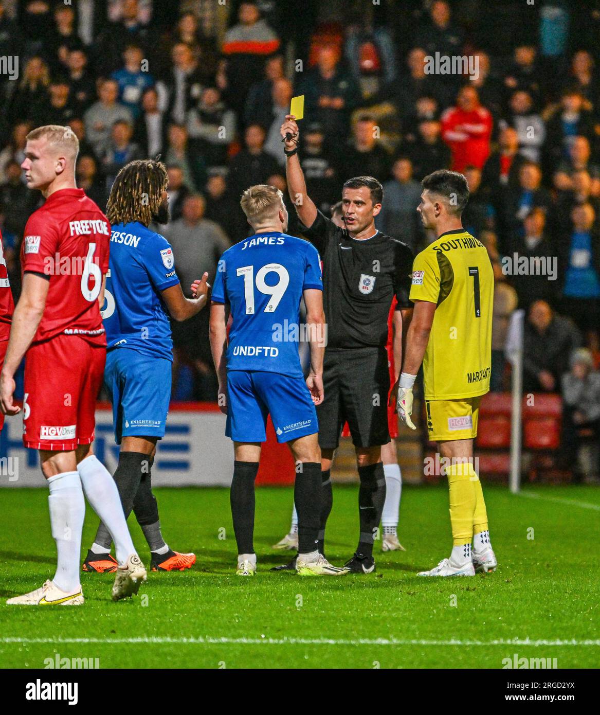 Whaddon Road, Cheltenham, Gloucestershire, Royaume-Uni. 8 août 2023. EFL Carabao Cup football, Cheltenham Town contre Birmingham City ; l'arbitre Craig Hicks émet un carton jaune à Jordan James de Birmingham City pour une altercation dans la boîte avec Luke Southwood de Cheltenham Credit : action plus Sports/Alamy Live News Banque D'Images