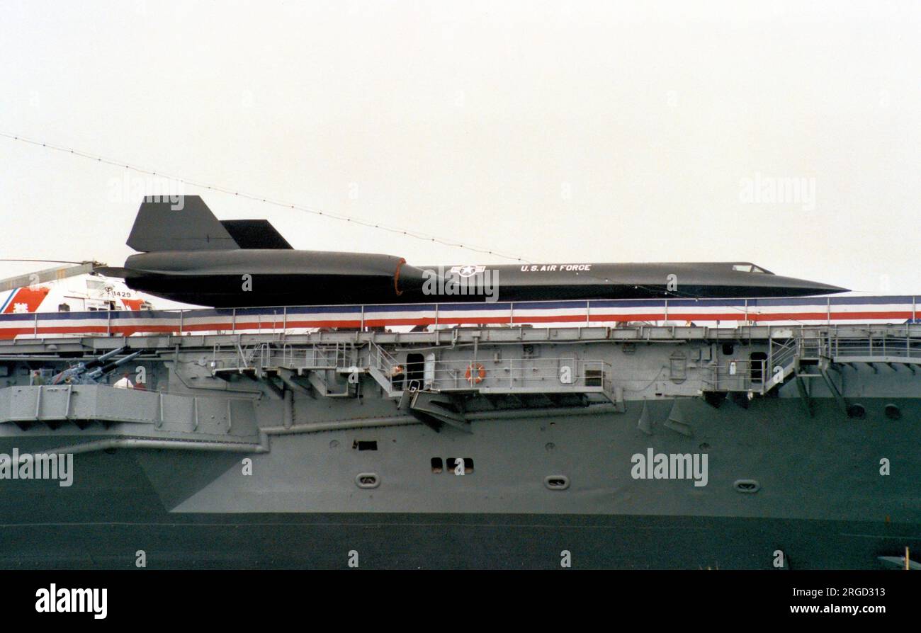 Lockheed A-12 Oxcart 60-6925 (msn 'Article 122'), anciennement de la Central Intelligence Agency, sur le pont d'envol de l'USS Intrepid, amarré dans le port de New York. (Bien que de la même famille, ce n'est PAS un Blackbird, SR-71, YF-12 etc - La désignation 'A-12' est purement Lockheed, de l'Archange-12, l'étape de conception qui a été utilisée pour la production. « Oxcart » est la désignation CIA de l'ensemble du projet) Banque D'Images