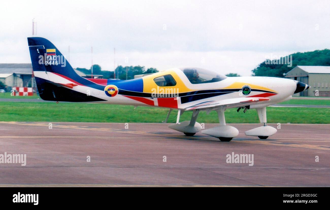 Fuerza Aerea Colombiana - Lancair-CIAC T-90 Calima FAC-2446 (msn 007), du SEBC 712, à la RAF Fairford pour le Royal International Air Tattoo le 9 juillet 2012. (Fuerza Aerea Colombiana - Force aérienne colombienne) Banque D'Images