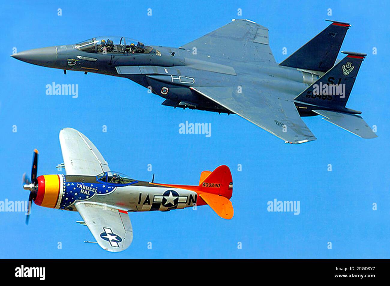 United States Air Force - McDonnell Douglas F-15E-47-MC Strike Eagle 89-0485 (msn 1132 / E107) avec Republic P-47D-40-RA Thunderbolt N4747P (MSN 5513, ex 44-90368), peint comme 44-33240 'Tarheel Hal' de 'Ike' Davis du 356e escadron, 358e groupe de chasse à la base aérienne de Toul, France, en janvier 1945. Banque D'Images