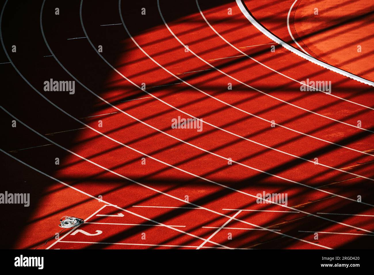 Une vue fascinante de la piste rouge, ornée de lignes blanches immaculées et de numéros - Track and Field Illustration photo pour les mondes à Budapest et G. Banque D'Images