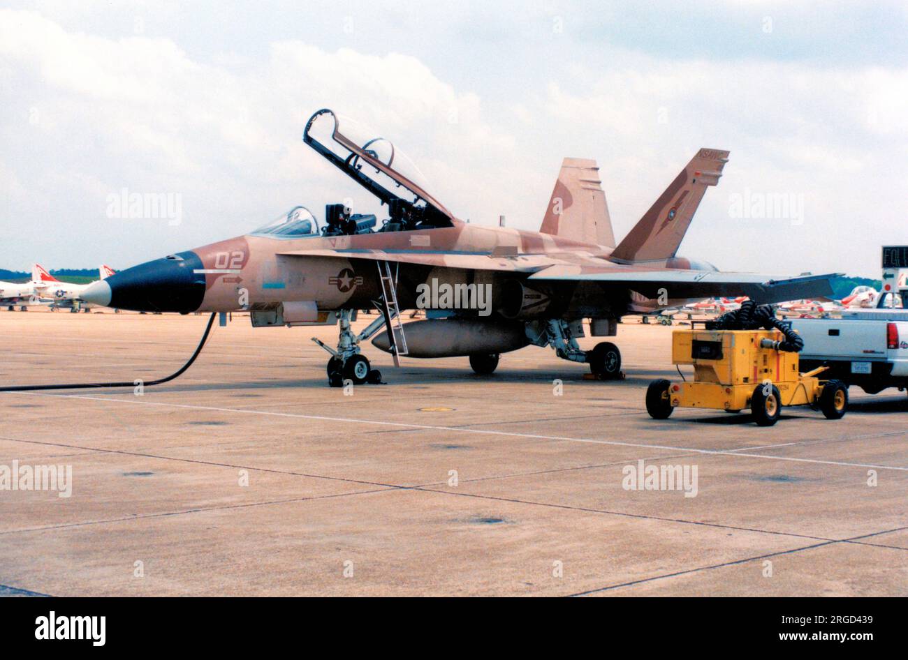 United States Navy - McDonnell Douglas F/A-18B-9-MC Hornet (lot 5) 161733 (MSN 86 / B026 , indicatif d'appel '02'), de la NSAWC. Banque D'Images