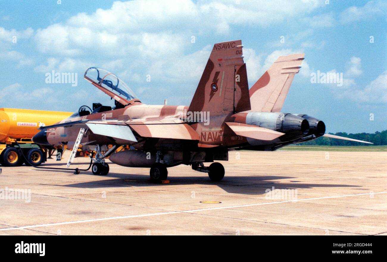 United States Navy - McDonnell Douglas F/A-18B-9-MC Hornet (lot 5) 161733 (MSN 86 / B026 , indicatif d'appel '02'), du Naval Strike and Air Warfare Center (NSAWC). Banque D'Images