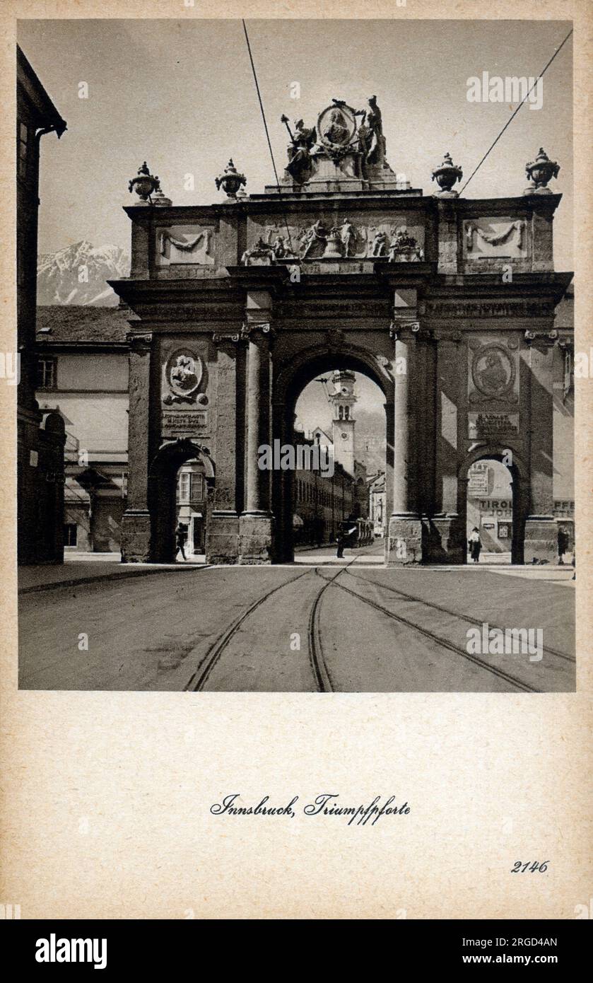 L'Arc de Triomphe (Triumphpforte) dans la ville autrichienne d'Innsbruck. Situé à l'extrémité sud de l'actuelle Maria-Theresien-Strasse, autrefois la route sud de la ville. Banque D'Images