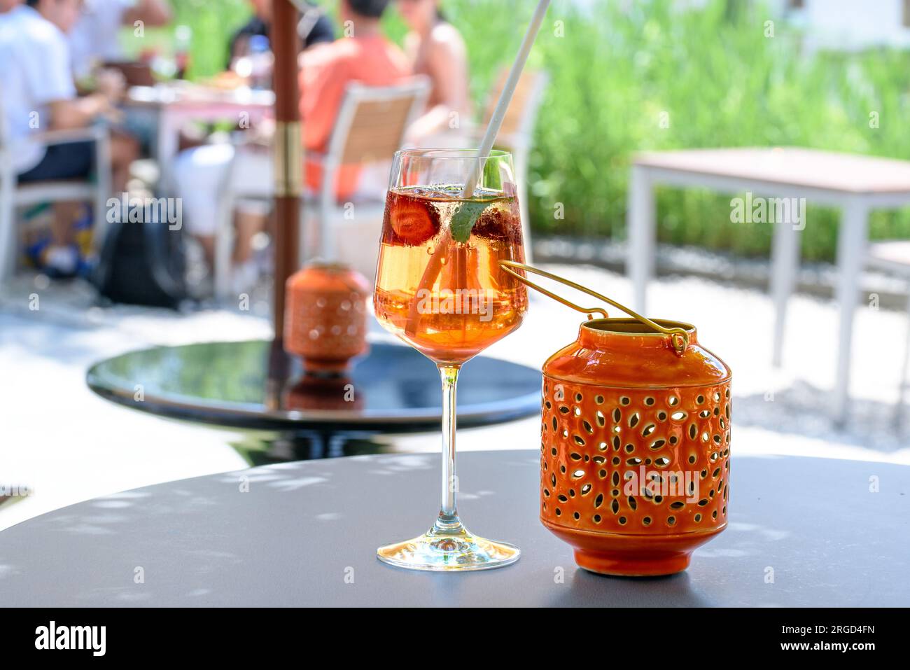 boisson orange, cocktail et chandelier en céramique sur une table de bar. Banque D'Images