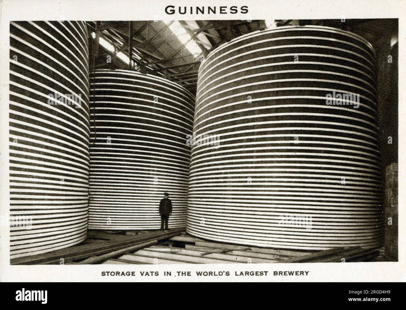 Cuves de stockage à St. James's Gate - la brasserie Guinness à Dublin, en Irlande. Il y a 179 cuves comme celle-ci dans lesquelles la bière stout est stockée avant d'être tirée dans des fûts pour être distribuée au commerce. La plus grande cuve est capable de contenir 90 000 gallons. Banque D'Images