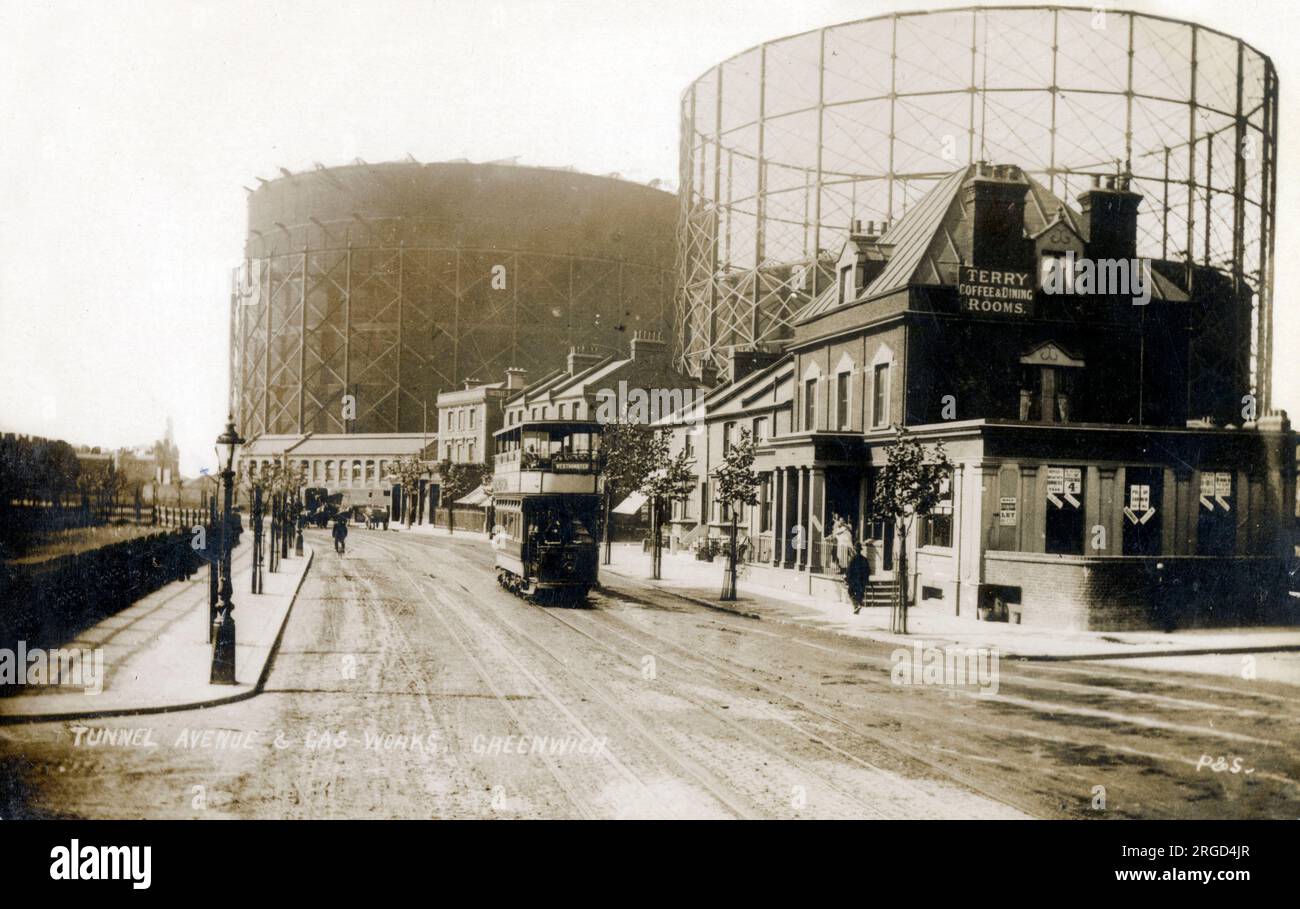 Le plus grand gazomètre du monde - East Greenwich, Londres - construit en 1888. Situé sur la péninsule de Greenwich, à proximité du site de l'O2 Arena. La tour principale illustrée n'est plus debout, mais la tour précédente (bien que légèrement plus petite) (vue dans le coin supérieur droit) est toujours debout et est toujours le plus grand gazomètre existant au Royaume-Uni. La route illustrée est maintenant l'approche sud du tunnel Blackwall et aucun des bâtiments montrés ne subsiste. Banque D'Images