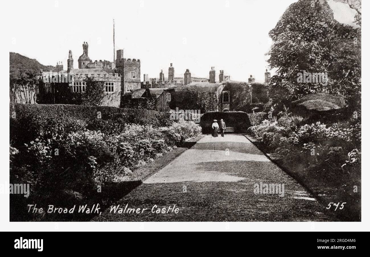 Walmer, Kent - Château de Walmer - vue extérieure de la large promenade dans les jardins - une forteresse Tudor transformée en maison de campagne. Banque D'Images