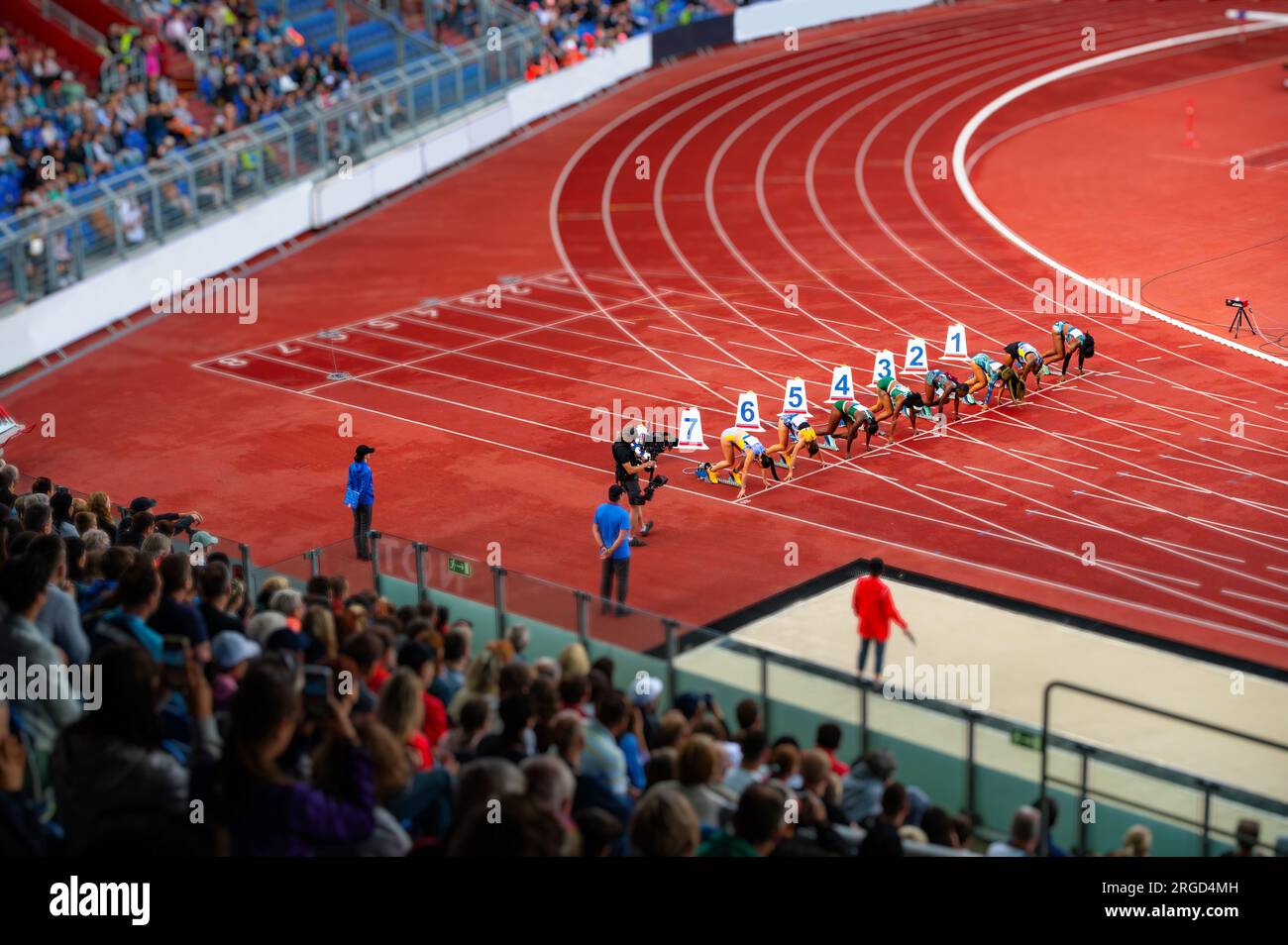 Sprinteuses à la ligne de départ de la course de sprint de 100 mètres. Photo d'athlétisme pour Summer Game à Paris Banque D'Images