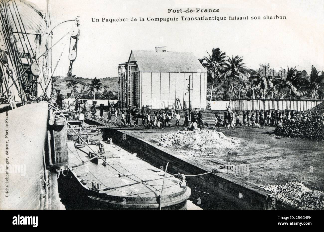 Martinique - fort-de-France - Un bateau Packet prenant le charbon. Banque D'Images