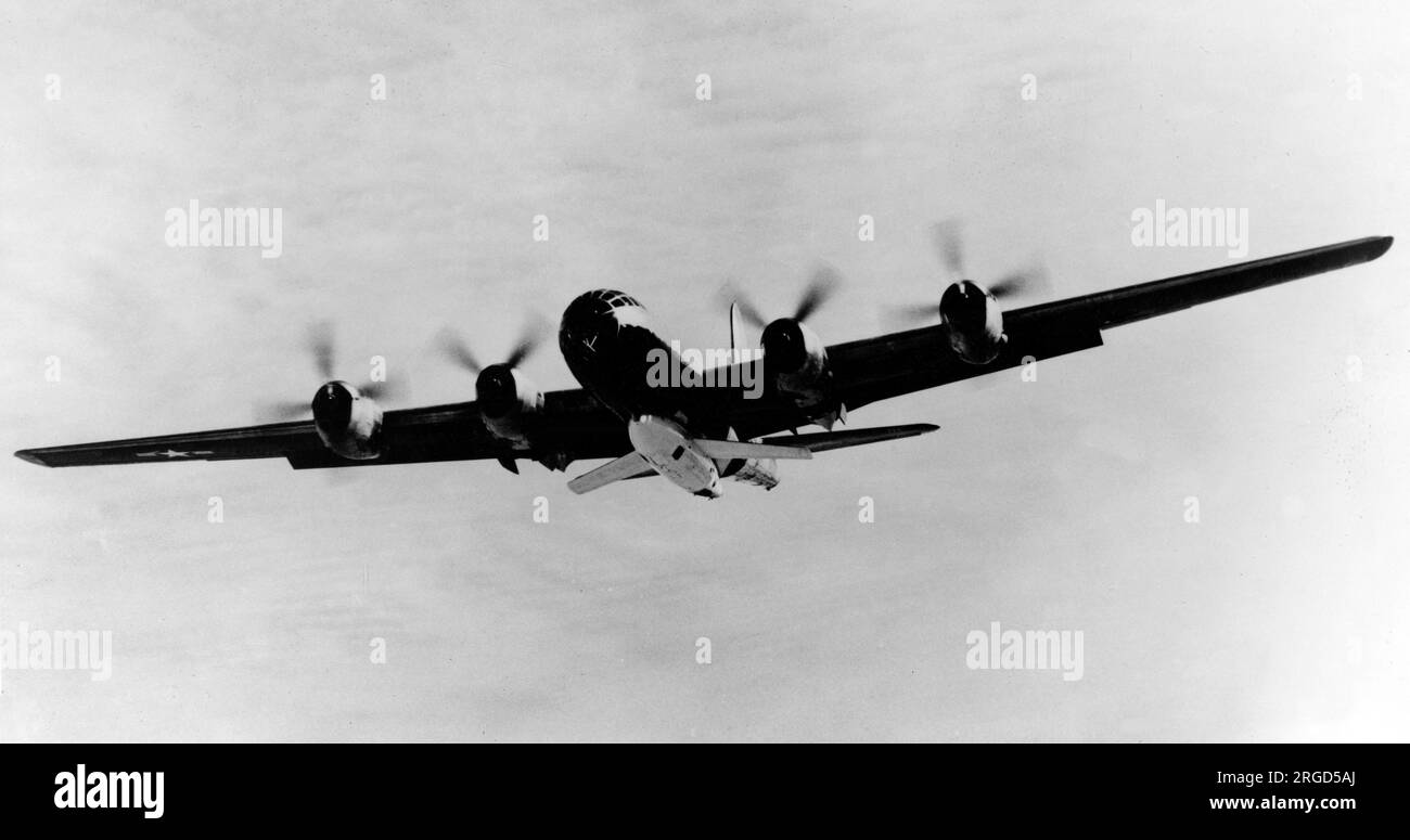 NACA - fusée Douglas D-588-2 numéro 3 37875, suspendue dans la soute à bombes modifiée de son avion de lancement, Boeing P2B-1S 84029 (msn , ex B-29-95-BW 45-21787), vers septembre 1950. Banque D'Images